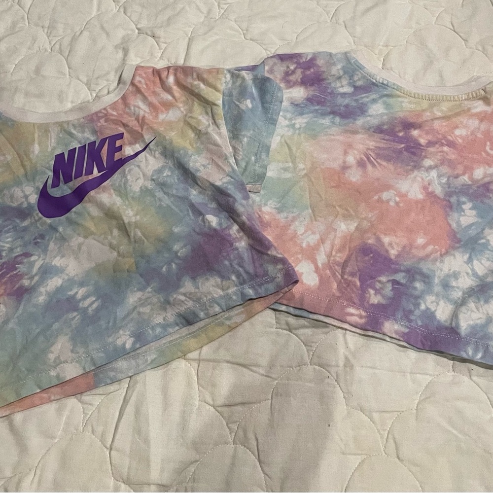 Comfortable stylish, Nike shirt. One for $15 and 2 for $25. 


Bag 1